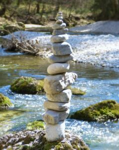 La sophrologie permet d’explorer ces zones d’ombre de manière douce : en travaillant sur le souffle, les sensations et la visualisation, elle crée un pont entre le mental et le corps, entre la prise de conscience et le changement réel.