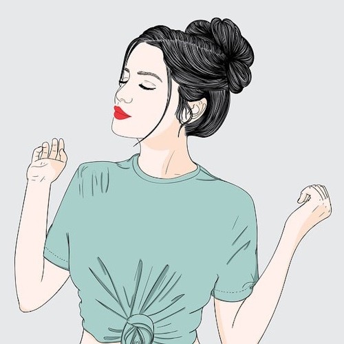 Femme debout concentrée, étirant ses bras, symbolisant la mobilité retrouvée grâce à la sophrologie.