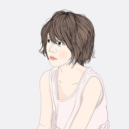 Femme assise, bras le long du corps, visage montrant fatigue et douleur due à la fibromyalgie