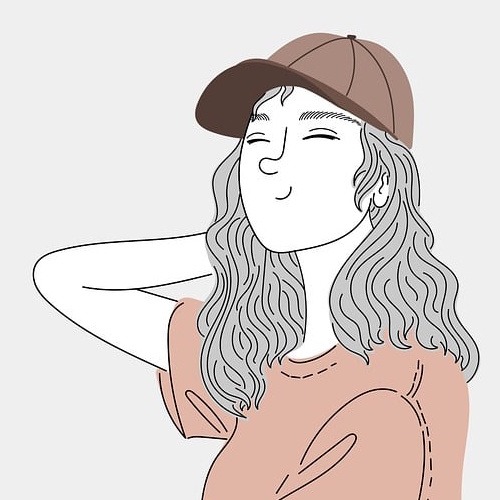 Femme souriante et détendue, symbolisant les premiers signes de mieux-être et de récupération après la fibromyalgie