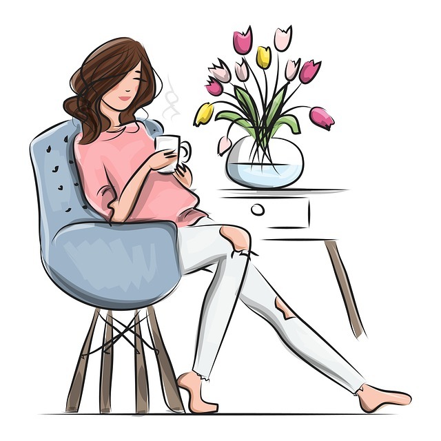 Femme assise, tenant une tasse de café et savourant un moment de calme, illustrant une pause apaisante pour mieux gérer son bien‑être.