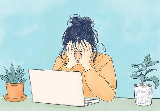 emme fatiguée tenant sa tête, illustrant le lien entre les émotions et la fatigue physique.