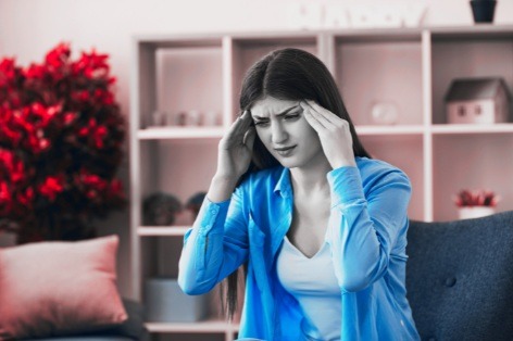 Femme épuisée assise seule, illustrant la fatigue des aidants