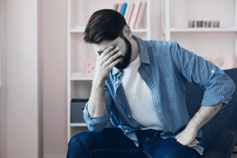 Personne seule regardant par la fenêtre, sentiment d’isolement