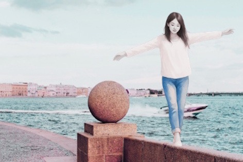 Personne en équilibre sur un chemin symbolisant la recherche d’équilibre de vie